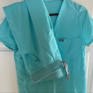 FIGS Limited Edition - (Fresh Aqua ) Scrubs Set size Large